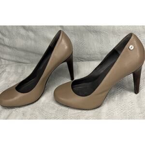 CALVIN KLEIN: Women's 3 1/2” heels 2-tone Tan & Brown Round Closed Toe